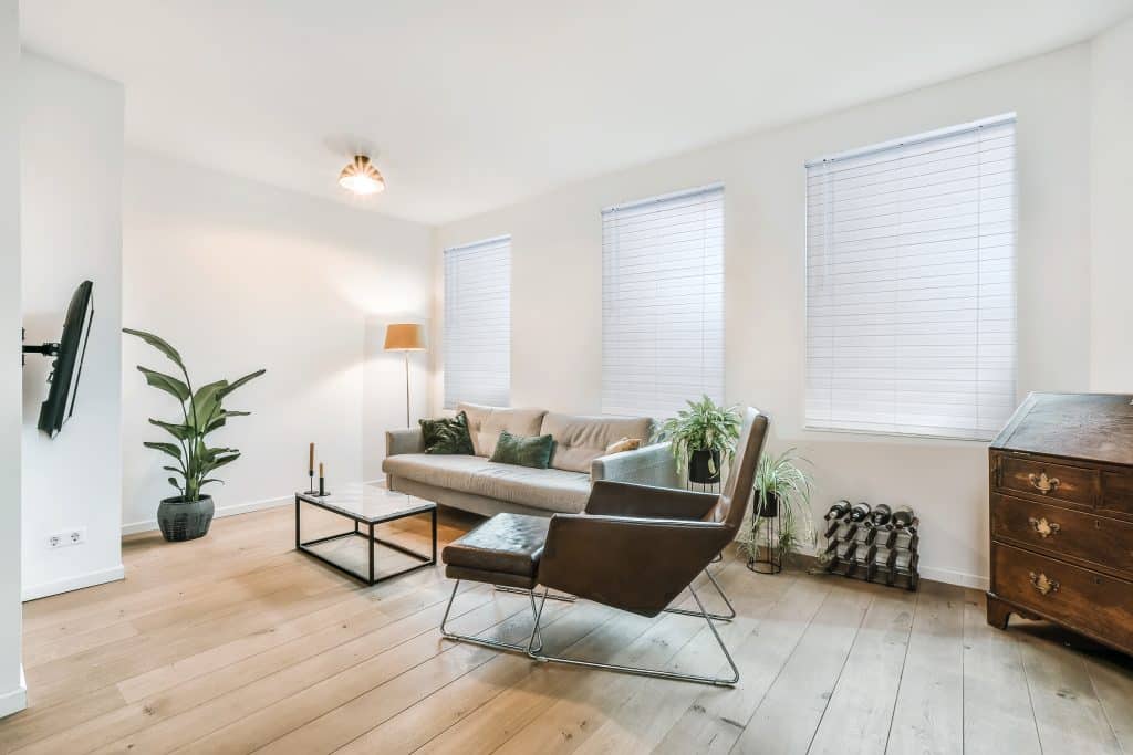 Elegant,And,Spacious,Living,Room,With,Beautiful,Furniture