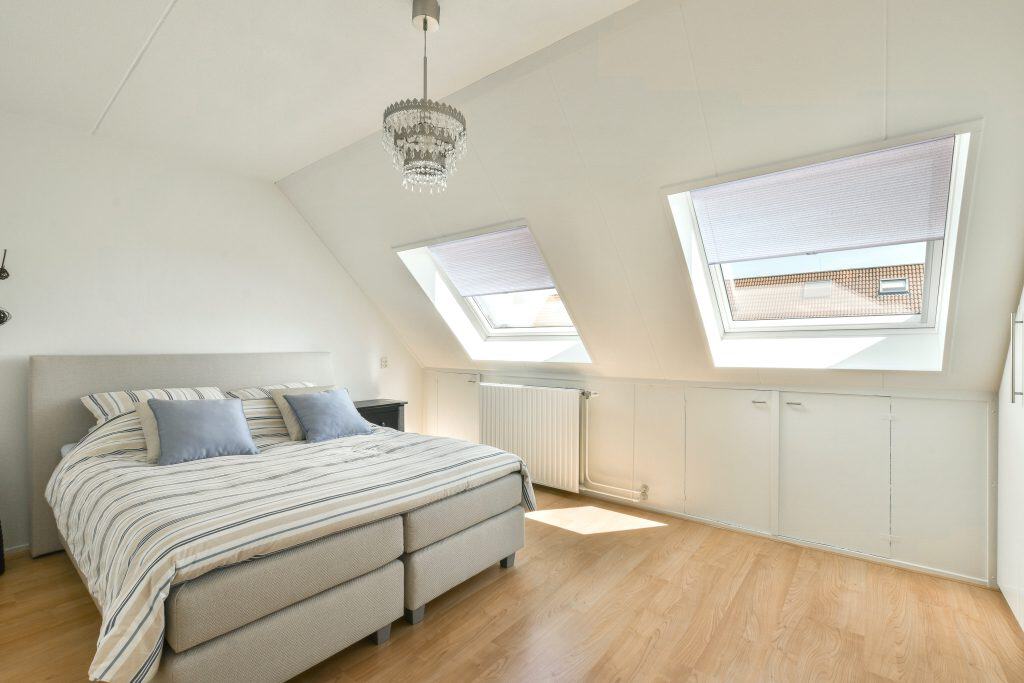 A,Bed,In,A,Room,With,Skylights,On,The,Roof